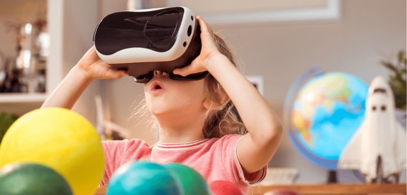 Những thách thức chính khi áp dụng công nghệ thực tế ảo vào giáo dục là gì?