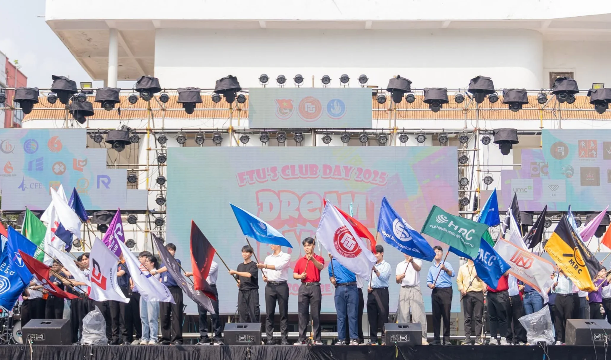 80+ Câu lạc bộ