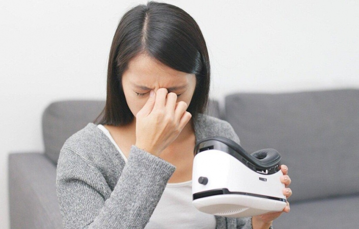  Tại sao một số người bị “say” khi đeo kính VR?