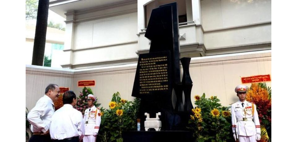  Bia Tưởng niệm chiến sĩ biệt động Sài Gòn hy sinh tại Dinh Độc Lập