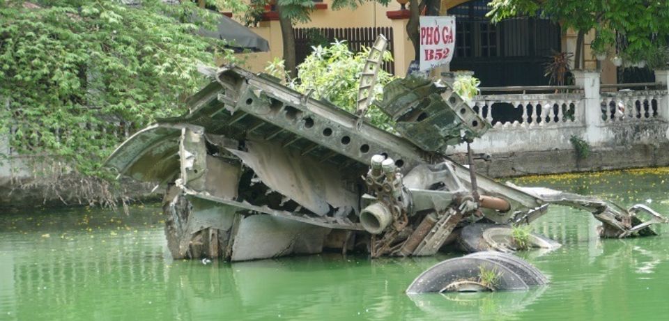 Hồ Hữu Tiệp và xác máy bay B52 bị bắn rơi ngày 27/12/1972