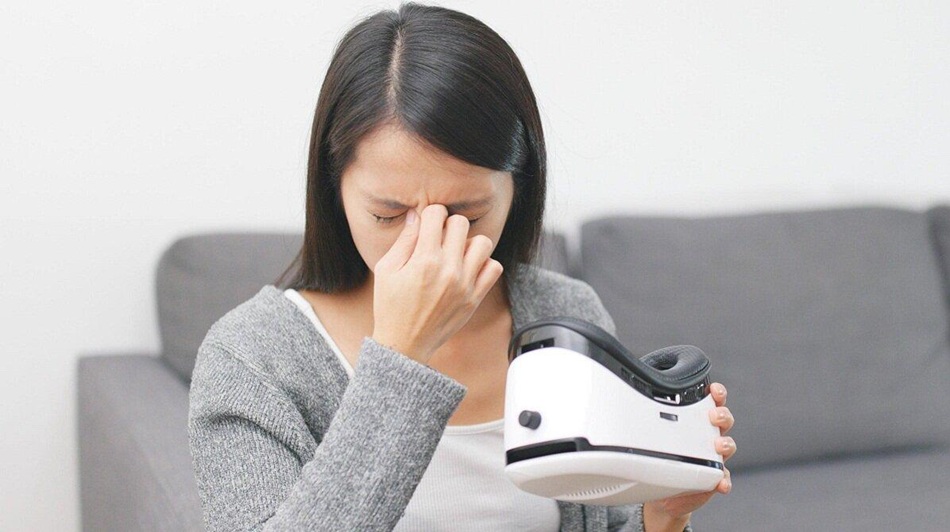 Tại sao một số người bị “say” khi đeo kính VR
